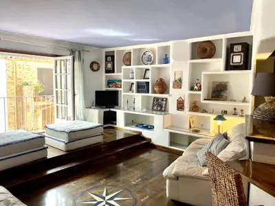 Una televisión o centro de entretenimiento en SATUNA CASA TÍPICA MAR