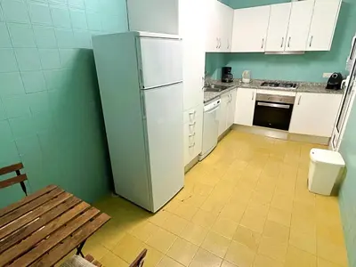Una cocina o zona de cocina en Apartamento con vistas al mar y piscina