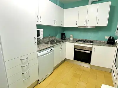 Una cocina o zona de cocina en Apartamento con vistas al mar y piscina