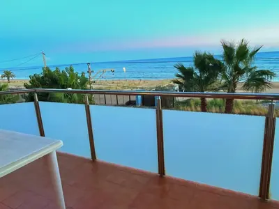 Un balcón o terraza de Apartamento con vistas al mar y piscina