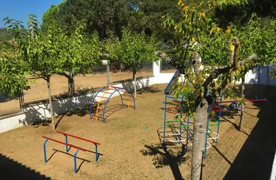Zona de juegos infantil en Cozy Glamping Chalet in Palams with Garden View