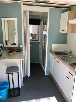 Una cocina o zona de cocina en Cozy Glamping Chalet in Palams with Garden View