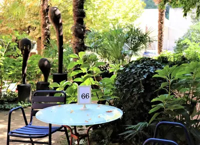 Jardín al aire libre en Hostal Montsoliu