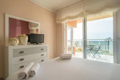 Una televisión o centro de entretenimiento en HomeHolidaysRentals Noelani- Costa Barcelona