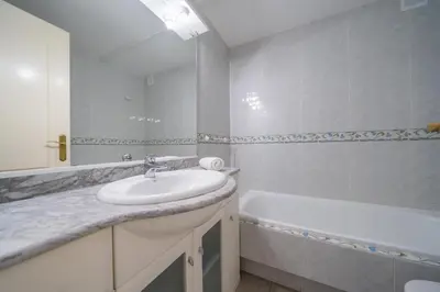 Un baño de HomeHolidaysRentals Noelani- Costa Barcelona