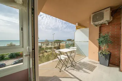 Un balcón o terraza de HomeHolidaysRentals Noelani- Costa Barcelona
