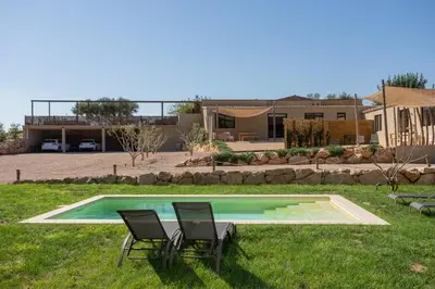 Jardín al aire libre en Casa de campo Masos de Pals con parking y piscina
