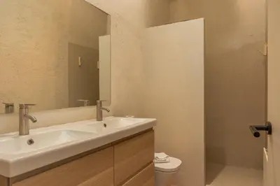 Un baño de Casa de campo Masos de Pals con parking y piscina