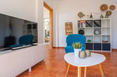 Una televisión o centro de entretenimiento en Villa Lovely Breeze, heerlijk familiehuis, 7pers.