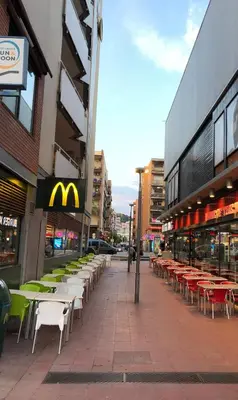 Un restaurante o sitio para comer en Design Modernist Apartment