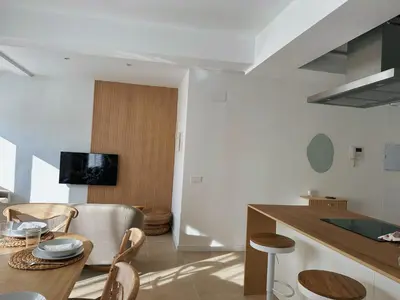 Una televisión o centro de entretenimiento en Apartament a Palamós amb plaça de parking