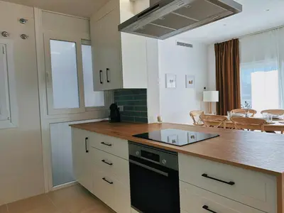 Una cocina o zona de cocina en Apartament a Palamós amb plaça de parking