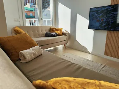 Una televisión o centro de entretenimiento en Apartament a Palamós amb plaça de parking