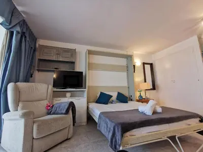 Una televisión o centro de entretenimiento en Estudio moderno frente al mar en la Costa Brava - ES-209-1