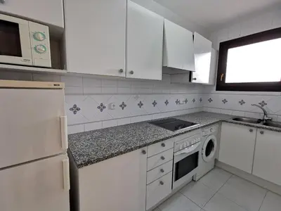 Una cocina o zona de cocina en Apartamento con WIFI a 5 Minutos de la Playa y Cerca de Tiendas y Restaurantes - ES-209-10
