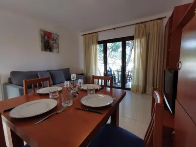 Zona de estar de Apartamento con WIFI a 5 Minutos de la Playa y Cerca de Tiendas y Restaurantes - ES-209-10