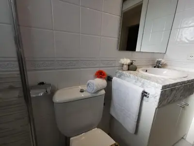 Un baño de Apartamento con WIFI a 5 Minutos de la Playa y Cerca de Tiendas y Restaurantes - ES-209-10