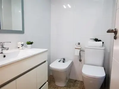 Un baño de Apartamento de 2ª línea de mar con piscina, a 5 min de Playa de Aro, ideal para familias - ES-209-5