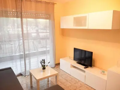 Una televisión o centro de entretenimiento en Apartamento de 2ª línea de mar con piscina, a 5 min de Playa de Aro, ideal para familias - ES-209-5
