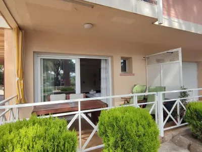 Un balcón o terraza de Apartamento cercade la playa con piscina en Playa de Aro - Costa Brava - ES-209-6