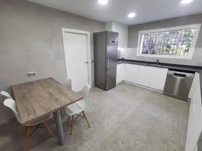 Una cocina o zona de cocina en Villa de lujo con piscina, jardín y vistas al mar, a 100m de la playa en S'Agaró - ES-209-27
