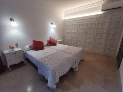 Cama o camas de una habitación en Villa de lujo con piscina, jardín y vistas al mar, a 100m de la playa en S'Agaró - ES-209-27