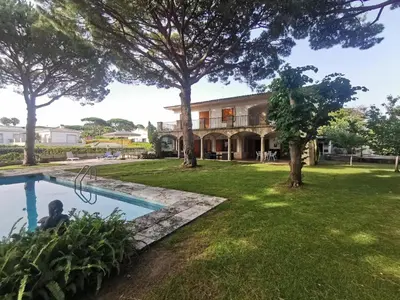 Piscina en o cerca de Villa de lujo con piscina, jardín y vistas al mar, a 100m de la playa en S'Agaró - ES-209-27