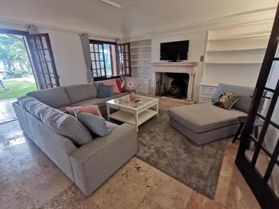 Zona de estar de Villa de lujo con piscina, jardín y vistas al mar, a 100m de la playa en S'Agaró - ES-209-27