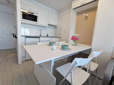 Una cocina o zona de cocina en Estudio reformado en primera línea de mar con parking en Platja d'Aro - ES-209-26