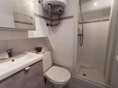 Un baño de Estudio reformado en primera línea de mar con parking en Platja d'Aro - ES-209-26
