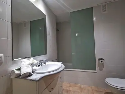 Un baño de Apartamento en el Centro de Platja d'Aro con Piscina, Terraza y Cerca de la Playa - ES-209-45