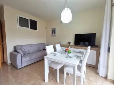 Una televisión o centro de entretenimiento en Apartamento en el Centro de Platja d'Aro con Piscina, Terraza y Cerca de la Playa - ES-209-45