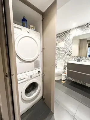 Un baño de Old Town duplex with character
