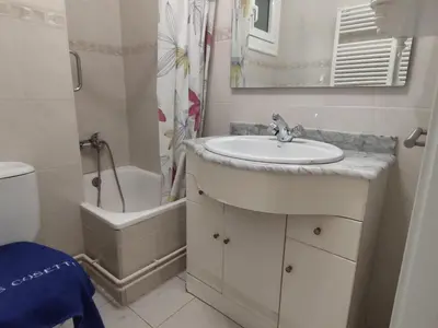Un baño de Apartamento con terraza a metros de la playa y zona comercial, ideal familiar - Costa Brava - ES-209-68