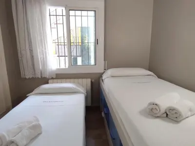 Cama o camas de una habitación en Apartamento con terraza a metros de la playa y zona comercial, ideal familiar - Costa Brava - ES-209-68