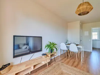Una televisión o centro de entretenimiento en 0326 Apartment in Calella de Palafrugell