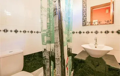 Un baño de Gorgeous Home In Santa Susanna