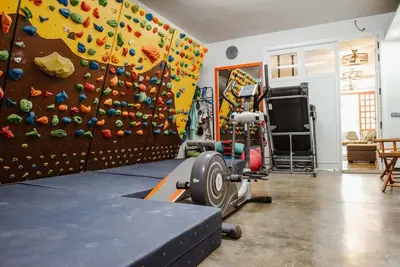 Gimnasio o instalaciones de fitness de APARTMENT FOR 6 WITH POOL, GARDEN, CLIMBING AREA
