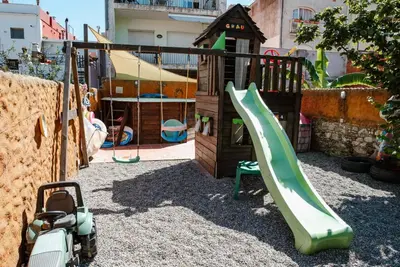 Zona de juegos infantil en APARTMENT FOR 6 WITH POOL, GARDEN, CLIMBING AREA