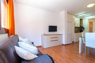 Una televisión o centro de entretenimiento en Apto. Corona 5 huéspedes