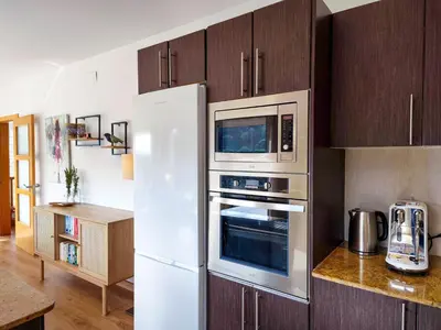 Una cocina o zona de cocina en Pinzon, gezellige familievilla met groot zwembad.