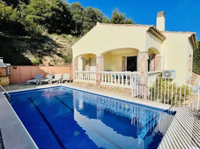 Piscina en o cerca de L'orada by Costabravaway