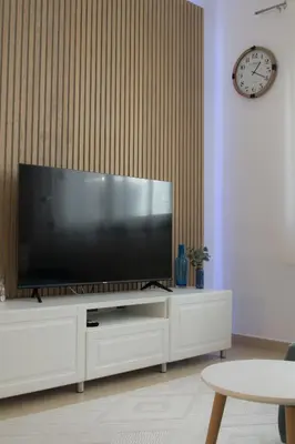 Una televisión o centro de entretenimiento en Modern Beach Apartment - La Maca