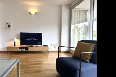 Una televisión o centro de entretenimiento en Lets Holidays EXCELLENT APARTMENT NEXT BEACH