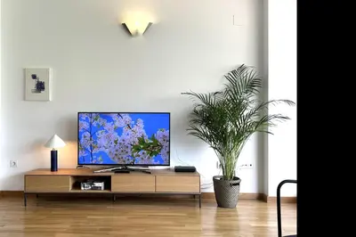 Una televisión o centro de entretenimiento en Lets Holidays EXCELLENT APARTMENT NEXT BEACH