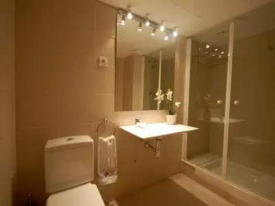Un baño de Lets Holidays EXCELLENT APARTMENT NEXT BEACH