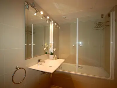 Un baño de Lets Holidays EXCELLENT APARTMENT NEXT BEACH