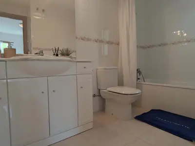 Un baño de Villa mediterránea con piscina, jardín privado y 3 hab., cerca de la playa en la Costa Brava - ES-209-56