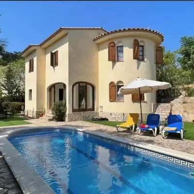 Villa mediterránea con piscina