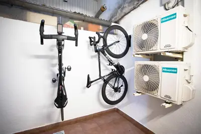 Montar en bicicleta en Flateli Portal Nou o alrededores